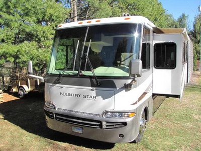 2005 Newmar Kountry Star Garage Kept