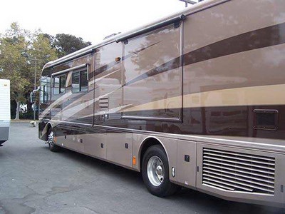 2006 41� Fleetwood Revolution w/3 slides