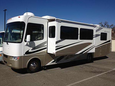 2006 33� Four Winds Hurricane w/slide