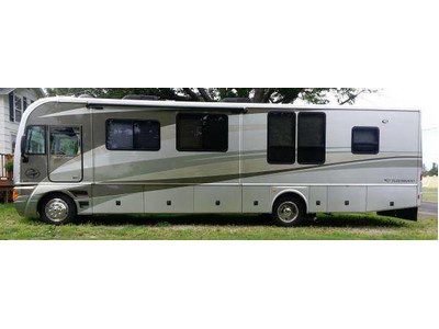 2005 37� Fleetwood Pace Arrow w/3 slides