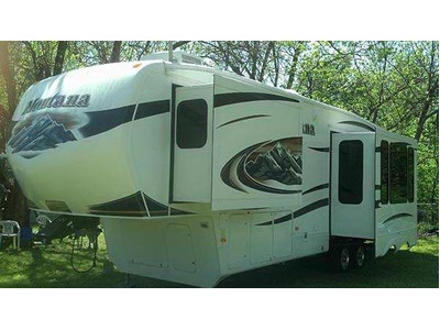 2010 38� Keystone Montana w/3 slides