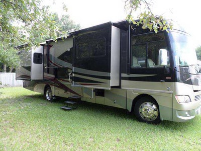 2011 35� Winnebago Adventurer w/3 slides