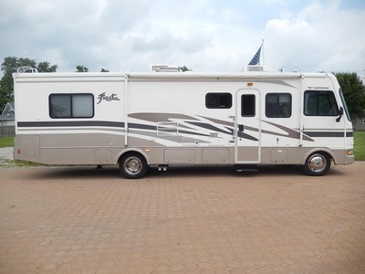 2005  FLEETWOOD FIESTA 32 MOTORHOME*