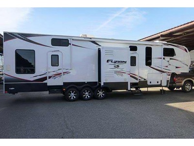 2011 40� Keystone Fuzion w/ slides