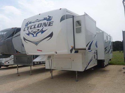 2010 41.2� Heartland Cyclone 3950 Toy Ha
