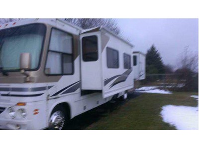 2004 37� Damon Challenger w/3 slides