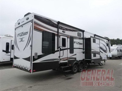 2014 42.9� Keystone Fuzion Toy Hauler w/