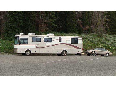 2000 37� Fleetwood Discovery w/2 slides