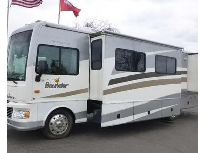 2006 Bounder Fleetwood Motor Home