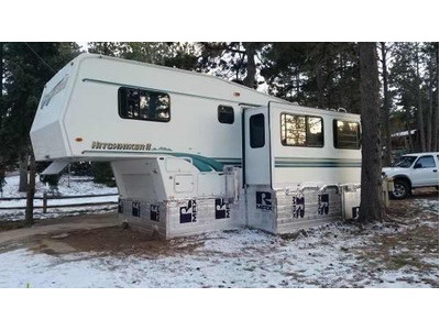 1996 27� NuWa Hitchhiker II w/slide