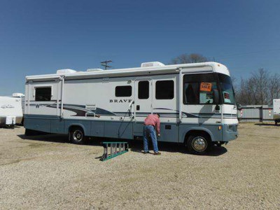 2004 32� Winnebago Brave w/2 slides