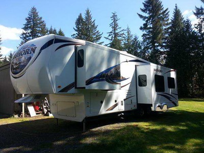 2011 33.7� Heartland Big Horn w/3 slides