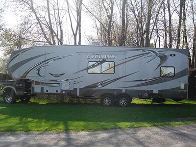 2011 34� Heartland Cyclone w/2 slides