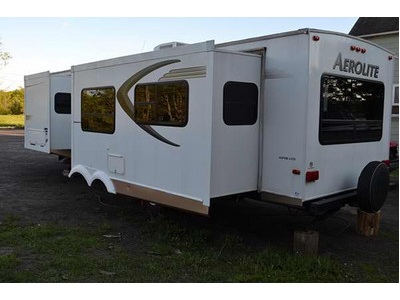 2015 31� Dutchmen Areolite w/2 slides