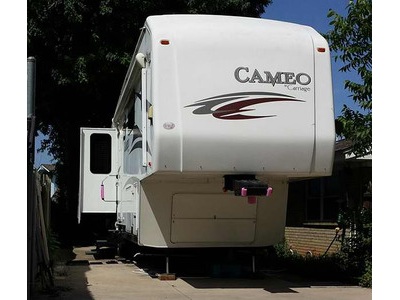 2010 38� Carriage Cameo w/3 slides