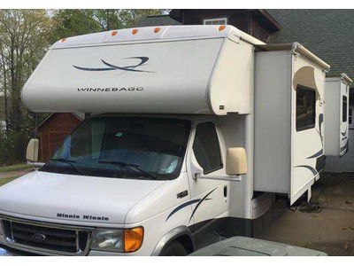 2005 30� Winnebago Minnie Winnie w/2 sli