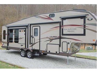 2015 32� Forest River Rockwood w/3 slide