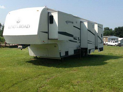2004 36� King of the Road M36 w/4 slides