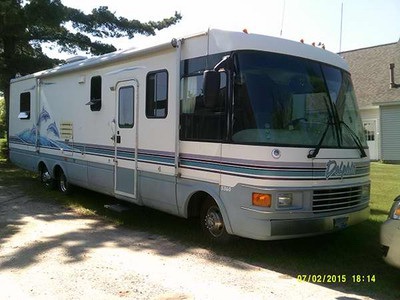 1997 36� National RV Dolphin w/slide
