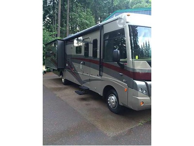 Financing! 2009 Winnebago Sightseer w/2 