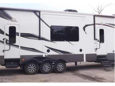 Financing! 2014 Keystone Raptor w/3 slid