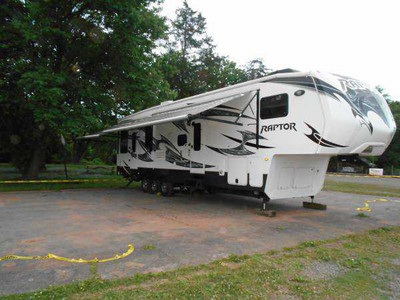 Financing! 2013 43ft. Keystone Raptor w/