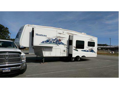 Financing! 2006 Keystone Montana w/2 sli