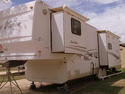 2002 34� Sportsman 5th Wheel 3 slides