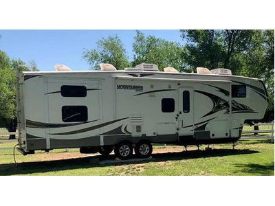By Owner! 2014 39ft. Keystone Montana w/