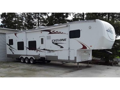 By Owner! 2007 40ft. Heartland Cyclone 3