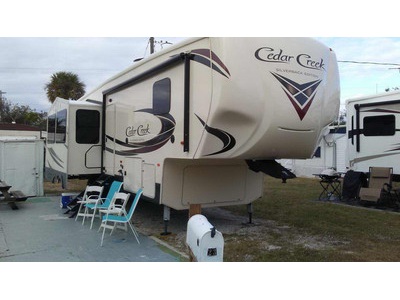 Like new! 2019 37 ft. Cedar Creek Silver