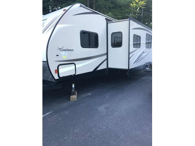 Like New! 2017 34 ft. Coachman Freedom E