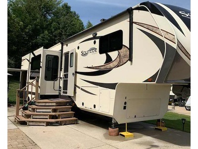 Like New! 2018 39 ft. Grand Design Solit
