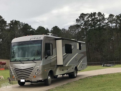 Like new! 2016 30ft. Fleetwood Storm w/2