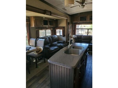 2016 3720 Montana 5th Wheel
