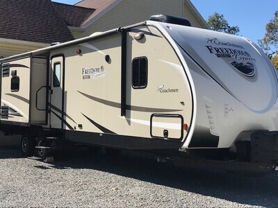 2017 Coachmen 320BHDSLE Freedom Express 