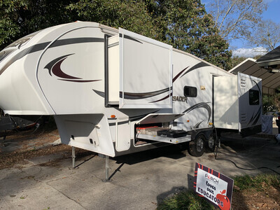 2014 32 ft Crusader fifth wheel RV 