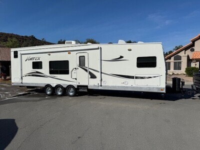 2004 Thor Vortex Toybox 33′ Triple-Axle 