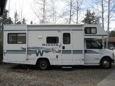 2001 Minnie Winnebego 24ft Chevy 16kmi