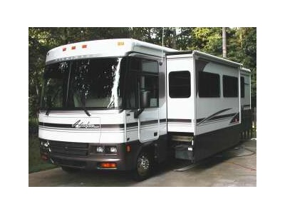 Winnebago Adventure 2001 32V w/ Slide
