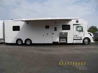 2007 ShowHauler 32QSSL MotorCoach