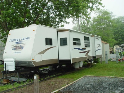 2006 Keystone Travel Trailer New Cond.