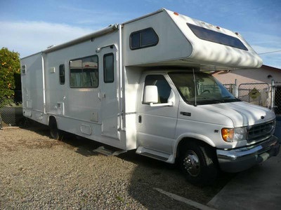 2000 Four Winds Motor Home w/ Garage