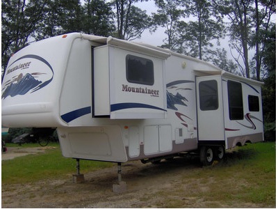 2006 Mountaineer 319BHS/Bunk house