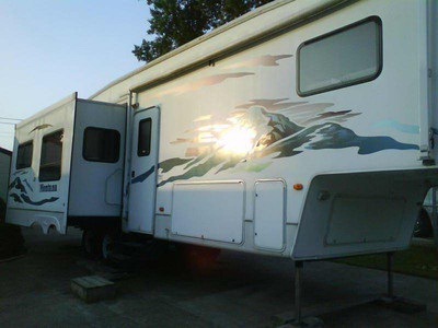 2004 Keystone Montana 3670 --$2,900 US