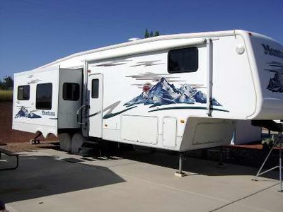 2006 Keystone Montana w/ 4 slides
