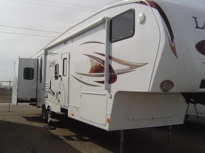 2011 Laredo 321BH