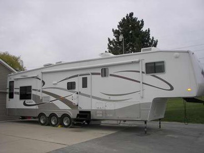 2005 SunnyBrook Titan 38BWQS 5th Wheel
