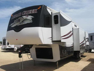lux 5th wheel Cedar Creek