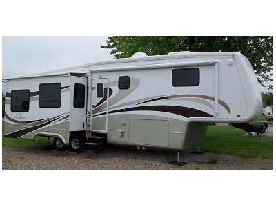 2007 Doubletree Mobile Suites w/3 slides
